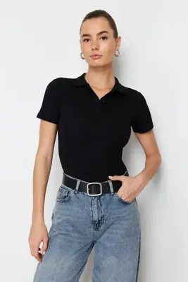 TRENDYOLMİLLA Siyah Polo Yaka Düğmeli Kısa Kol Esnek Fitilli Örme Bluz TWOSS24BZ00111