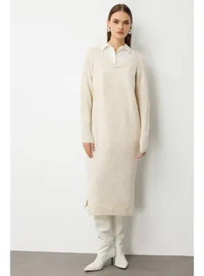 Mizalle V Yaka Oversize Yırtmaçlı Bej Rengi Uzun Triko Elbise