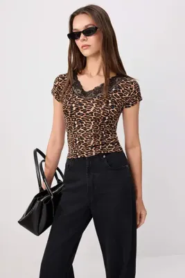 TRENDYOLMİLLA Çok Renkli Animal Fitted/Vücuda Oturan V Yaka Dantel Detaylı Yumuşak Örme Bluz TWOSS26BZ00994