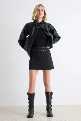 TRENDYOLMİLLA Siyah Gabardin Kuşgözü Kemerli Mini Şort Etek TWOAW27ET00026