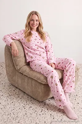 TRENDYOLMİLLA Pembe Ayıcık ve Kalp Desenli Kışlık Polar Örme Pijama Takımı THMAW26PT00150