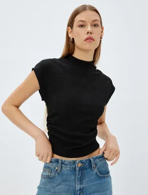 Koton Slim Fit Dokulu Dik Yaka Kolsuz Tişört