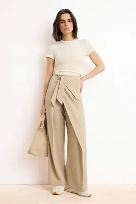 TRENDYOLMİLLA Bej Bağlama Detaylı Wide Leg/Geniş Paça Kumaş Pantolon TWOSS26PL00068