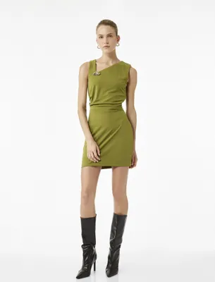 Koton Asimetrik Yaka Metal Aksesuarlı Kolsuz Drapeli Bodycon Mini Abiye Elbise