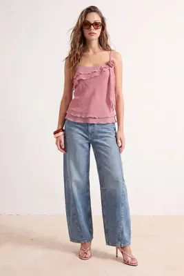 TRENDYOLMİLLA Pudra Fitted/Vücuda Oturan Askılı Straplez Kolsuz Aksesuar Detaylı Tül Örme Bluz TWOSS26BZ00363