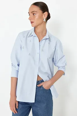 TRENDYOLMİLLA Açık Mavi Önü Taş Detaylı Regular Normal Kalıp Dokuma Gömlek TWOSS24GO00069