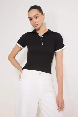 TRENDYOLMİLLA Siyah Fitted/Vücuda Oturan Polo Yaka Kısa Kollu Biyeli Fitilli Esnek Örme Bluz TWOSS26BZ00100