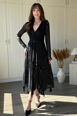 Dilay Gökoğlu Butik Asimetrik Kruvaze Yaka Simli Desenli Midi Siyah Elbise