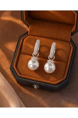 AURA ATELİER MODA Aura Gümüş Renk Zirkon Taşlı İnci Sallantılı Halka Kadın Küpesi