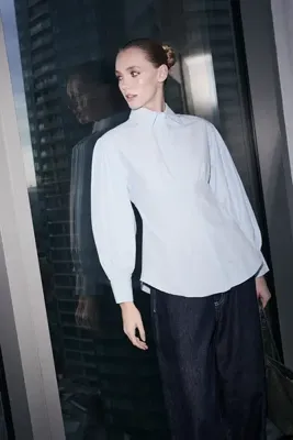 Trendyol Modest Açık Mavi Fitted Balon Kollu Fitted/Bele Oturan Pamuklu Gömlek TCTSS26TG00015