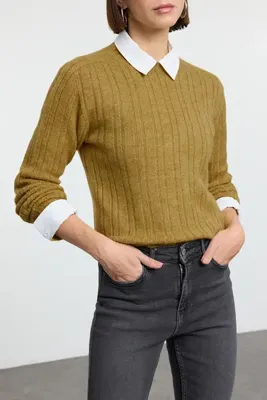 TRENDYOLMİLLA Yeşil Yumuşak Dokulu Dik Yaka Triko Kazak TEDAW25KZ00041