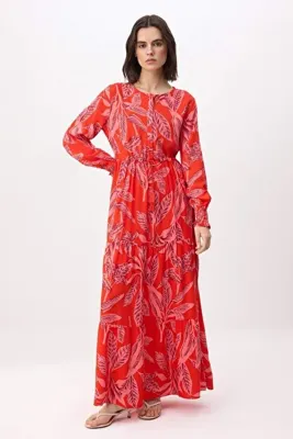 Trendyol Modest Kırmızı Püskül Bağcıklı Kol Ucu Gipeli Yaprak Desenli Maxi Dokuma Tesettür Elbise TCTSS26EB00163