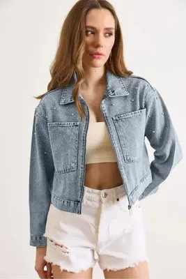 Olalook Kadın Açık Mavi Taş Payet Detaylı Yıkanmış Crop Denim Ceket CKT-19000523