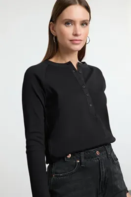 TRENDYOLMİLLA Siyah Düğmeli Regular/Normal Kesim Fitilli Esnek Normal Boy Örme Bluz TWOAW25BZ00033