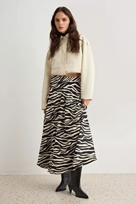 TRENDYOLMİLLA Siyah Zebra Desenli Maxi Saten Etek TWOAW27ET00159