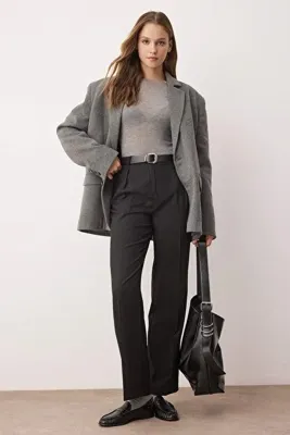 TRENDYOLMİLLA Siyah Kemerli Straigt/Düz Kesim Dokuma Kumaş Pantolon TWOAW25PL00046