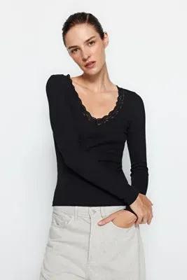 TRENDYOLMİLLA Siyah V Yaka Dantel Detaylı Fitilli Fitted/Vücuda Oturan Pamuklu Esnek Örme Bluz TWOAW24BZ00070