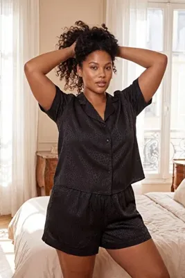 Trendyol Curve Siyah Leopar Desenli Saten Gömlek Yaka Büyük Beden Pijama Takımı TBBSS26AI00088