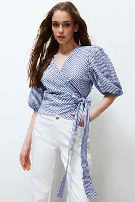 TRENDYOLMİLLA Çok Renkli Çizgili Kruvaze Bağlama Detaylı Gofre Kumaş Dokuma Bluz TWOSS24BZ00345