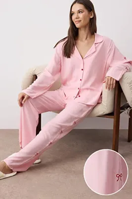 TRENDYOLMİLLA Pembe Kurdele/Fiyonk Nakış Detaylı Viskon Dokuma Pijama Takımı THMAW26PT00089