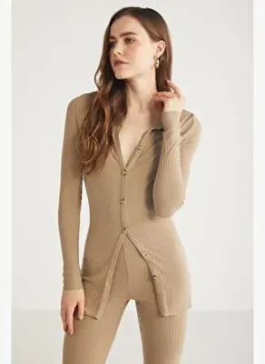 ETHIQUET SUELAN Kadın Slim Fit Dar Kesim Gömlek Yaka Düğme Detaylı Kaşkorse Bej Gömlek 