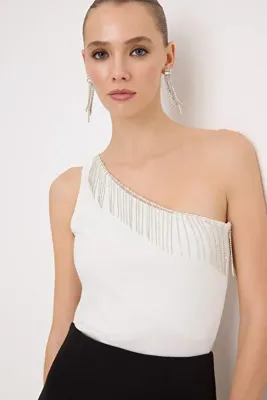 TRENDYOLMİLLA Beyaz Taş Aksesuar Detaylı Asimetrik Yaka Party Bluz TPRSS26BZ00040
