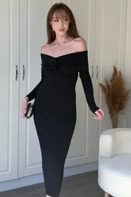 Dilay Gökoğlu Butik Omuz Detaylı Vücudu Saran Midi Siyah Elbise