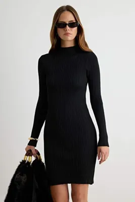 TRENDYOLMİLLA Siyah Basic Vücudu Saran Formda Düz Kısa / Mini Triko Elbise TWOAW27EL00068