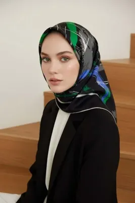 Vissona %100 Twill İpek Geometrik Desenli Saks - Zümrüt Yeşili Renkli 90x90 Eşarp Dikim Şekli : El Dikişi