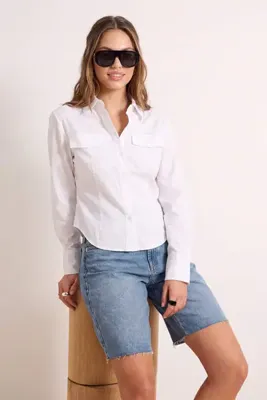 TRENDYOLMİLLA Wardrobe Essentials – Beyaz Cep Detaylı Vücuda Oturan Gömlek | TWOSS26GO00019