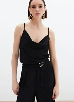 Sateen Degaje Yaka Dökümlü Bluz - Siyah