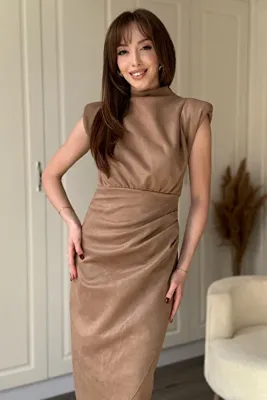 Dilay Gökoğlu Butik Süet Vatkalı Önü Yırtmaçlı Bej Midi Elbise