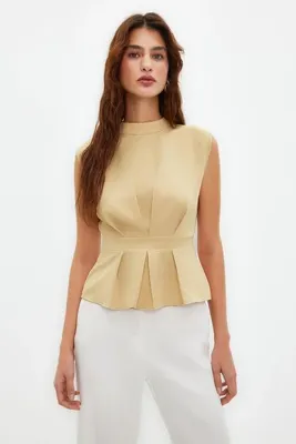 TRENDYOLMİLLA Bej Bisiklet Yaka Kolsuz Dokuma Bluz TWOAW23BZ00559