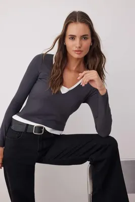 TRENDYOLMİLLA Antrasit Düz Çift Görünümlü Fitted/Vücuda Oturan Uzun Kollu Esnek Örme Bluz TWOAW26BZ00133