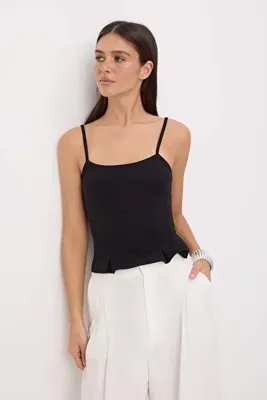 TRENDYOLMİLLA Siyah Fitted/Vücuda Oturan Kare Yaka İnce Askılı Kolsuz Yumuşak Örme Bluz TWOSS26BZ00626