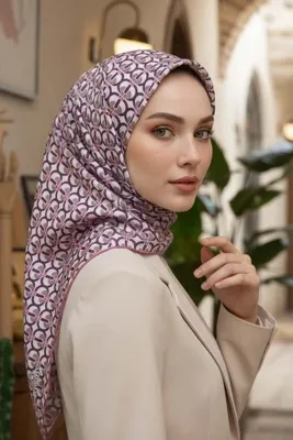 Vissona %100 Twill İpek Geometrik Desenli Pudra Renkli 90x90 Eşarp Dikim Şekli : El Dikişi