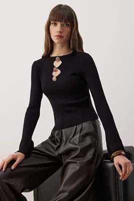 TRENDYOLMİLLA Siyah Aksesuar ve Cut Out/Pencere Detaylı Triko Kazak TWOAW26KZ00255