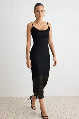 TRENDYOLMİLLA Siyah Dantel İnce Askılı Bodycone/Vücudu Saran Astarlı Midi Örme Elbise TPRSS26EL00136
