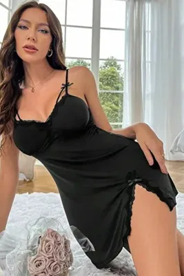 Ersoy Kadın Slim Kesim Küçük Yırtmaç Detaylı Askılı Siyah Mini Gecelik