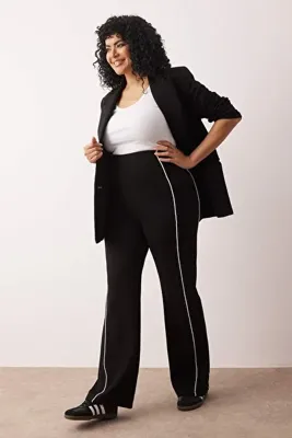Trendyol Curve Siyah Straight Fit Beyaz Biye Detaylı Örme Krep Büyük Beden Pantolon TBBAW26AR00005