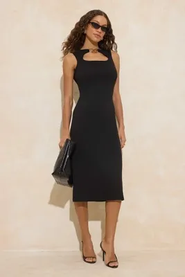 TRENDYOLMİLLA Siyah Bodycon Havuz Yaka Kolsuz Aksesuar Detaylı Midi İnterlok Örme Elbise TWOSS26EL00015