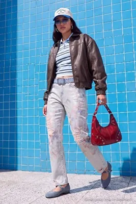 TRENDYOLMİLLA Açık Mavi Yüksek Bel Çiçek Desenli Destroy Yırtıklı Straight Fit Düz Kesim Jeans TWOAW27JE00279