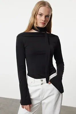 TRENDYOLMİLLA Siyah Şal Detaylı Fitted/Vücuda Oturan Esnek Örme Bluz TWOAW25BZ00107