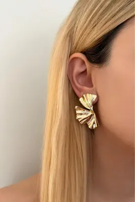 Lavian Accessories Kıvrımlı Yaprak Tasarım Hafif Gold Küpe