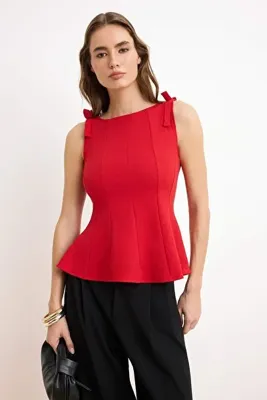 TRENDYOLMİLLA Kırmızı Sıfır Kol Peplum Belden Oturmalı Omuz Fiyonk Detaylı Örme Bluz TWOSS25BZ00482