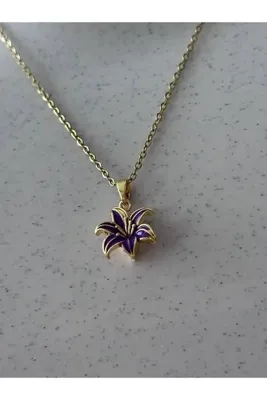 Genel Markalar Purple Lily Mor Zambak Çiçeği Figürlü Gold Renk Çelik Kolye – Mor Mineli Zarif Kadın Kolyesi