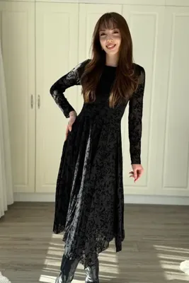 Dilay Gökoğlu Butik Kadife Çiçek İşlemeli Asimetrik Siyah Midi Siyah Elbise