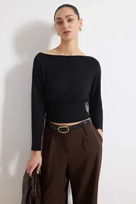 TRENDYOLMİLLA Siyah Fitted/Vücuda Oturan Kayık Yaka Uzun Kollu Yumuşak Örme Bluz TWOSS26BZ00344