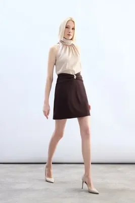 Sateen Bel Aksesuarlı Mini Etek - Kahve