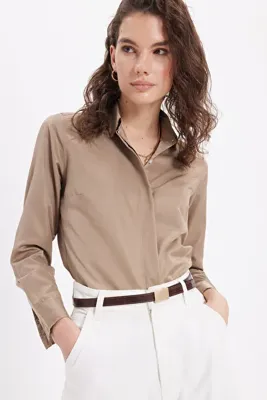 Tudors Kadın Slim Fit Dar Kesim Vucüda Oturan Uzun Kollu Gizli Düğme Detaylı Koyu Vizon Basic Gömlek